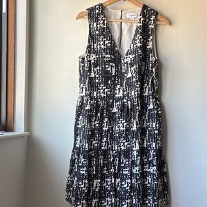 Evereve V-Neck Tiered Black and White Print Dress With Pockets Size S RUNS BIG